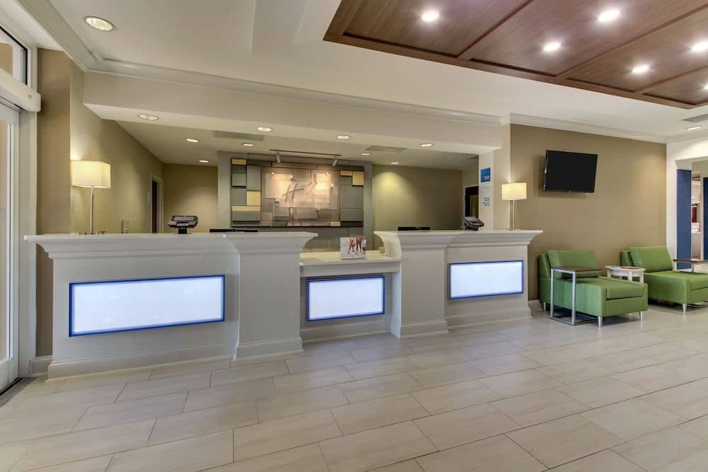 HOLIDAY INN EXPRESS & SUITES C HOLIDAY INN EXPRESS & SUITES C