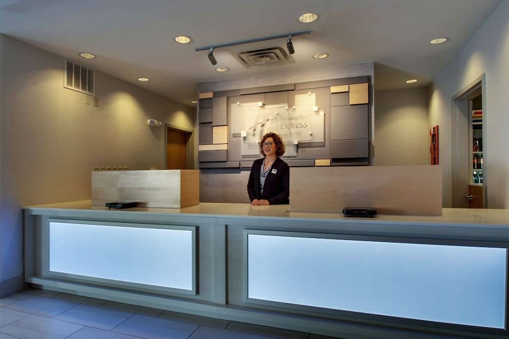 HOLIDAY INN EXPRESS & SUITES M