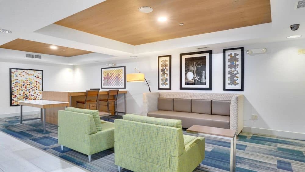 HOLIDAY INN EXPRESS & SUITES P