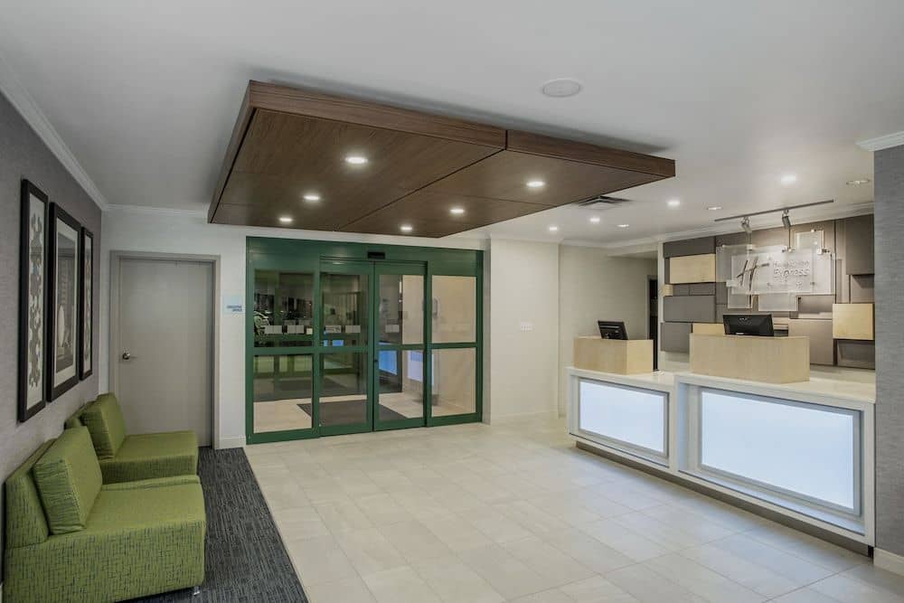 HOLIDAY INN EXPRESS & SUITES M