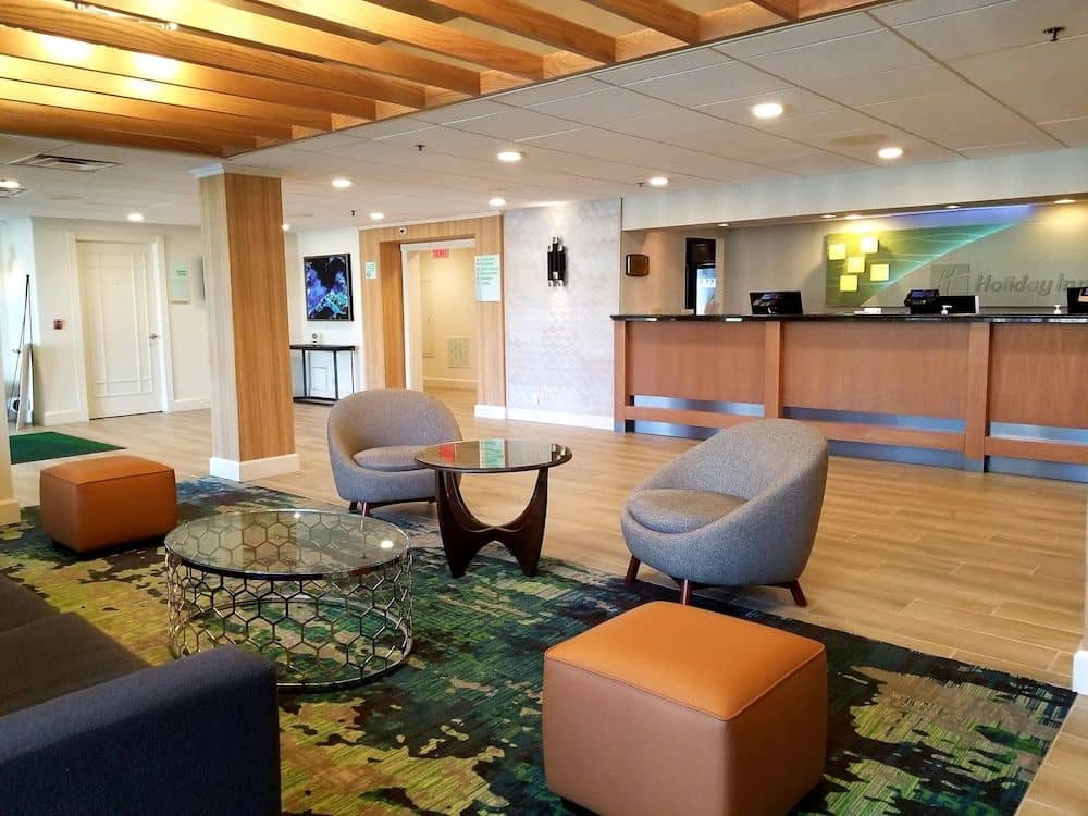HOLIDAY INN & SUITES