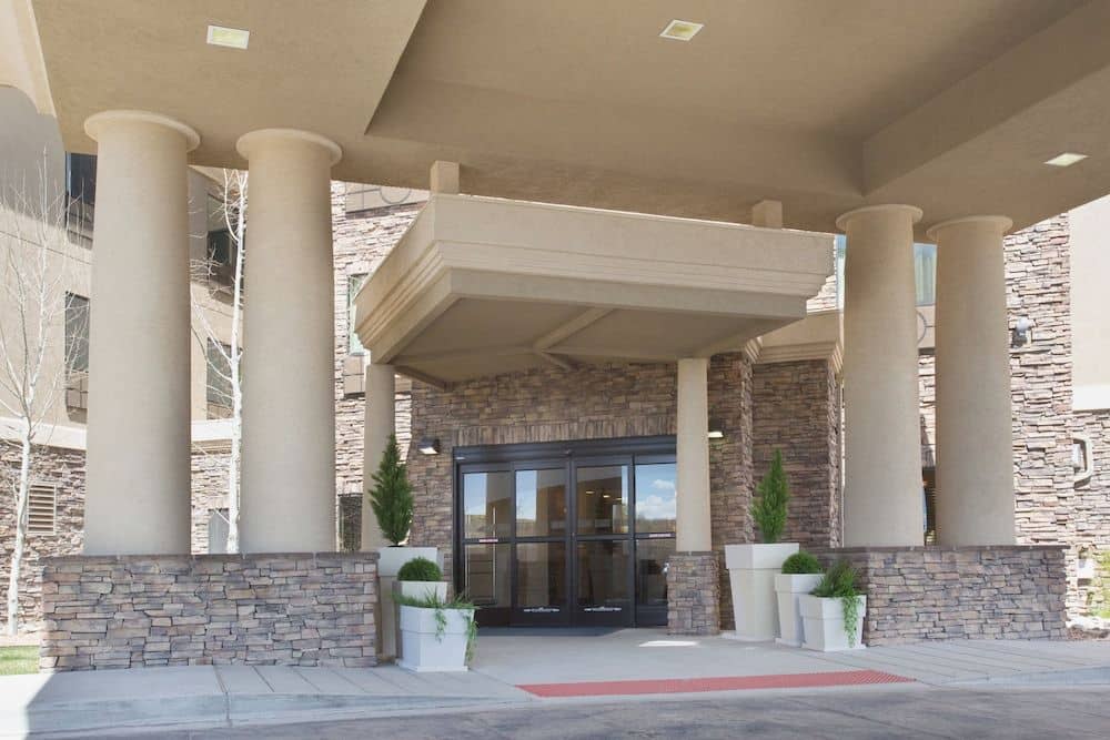 HOLIDAY INN EXPRESS & SUITES L