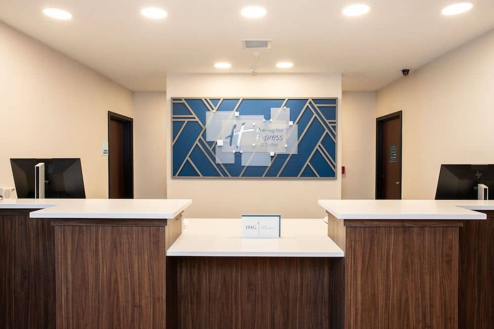 HOLIDAY INN EXPRESS & SUITES L