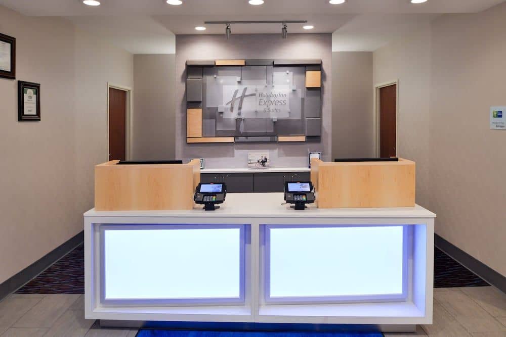 HOLIDAY INN EXPRESS & SUITES C HOLIDAY INN EXPRESS & SUITES C