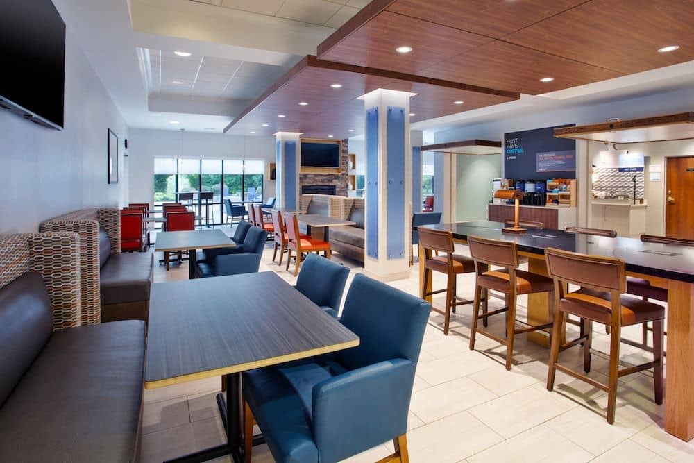 HOLIDAY INN EXPRESS & SUITES R
