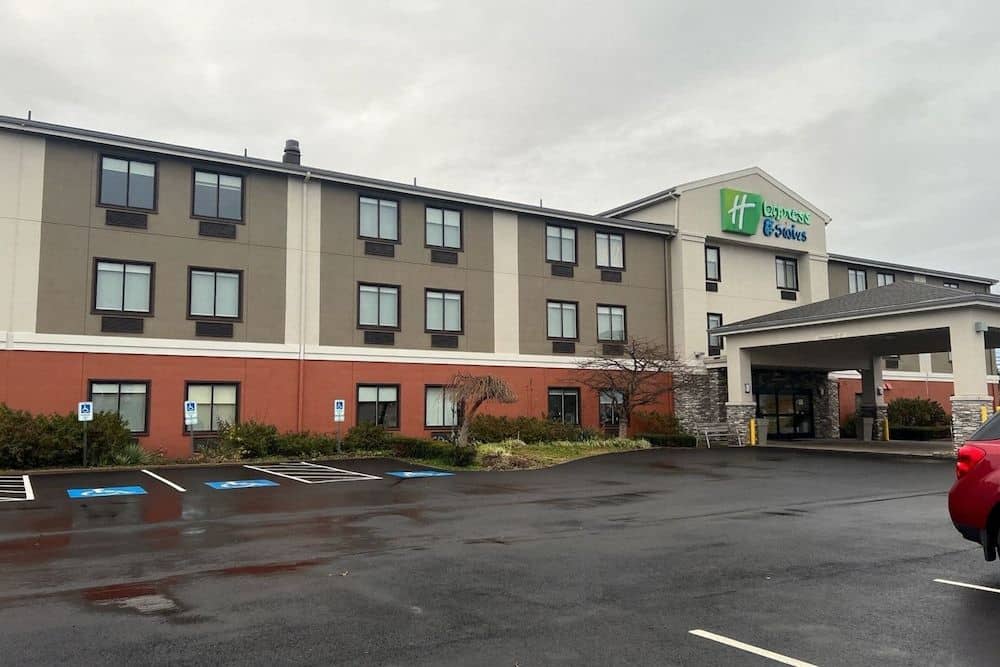 HOLIDAY INN EXPRESS & SUITES A