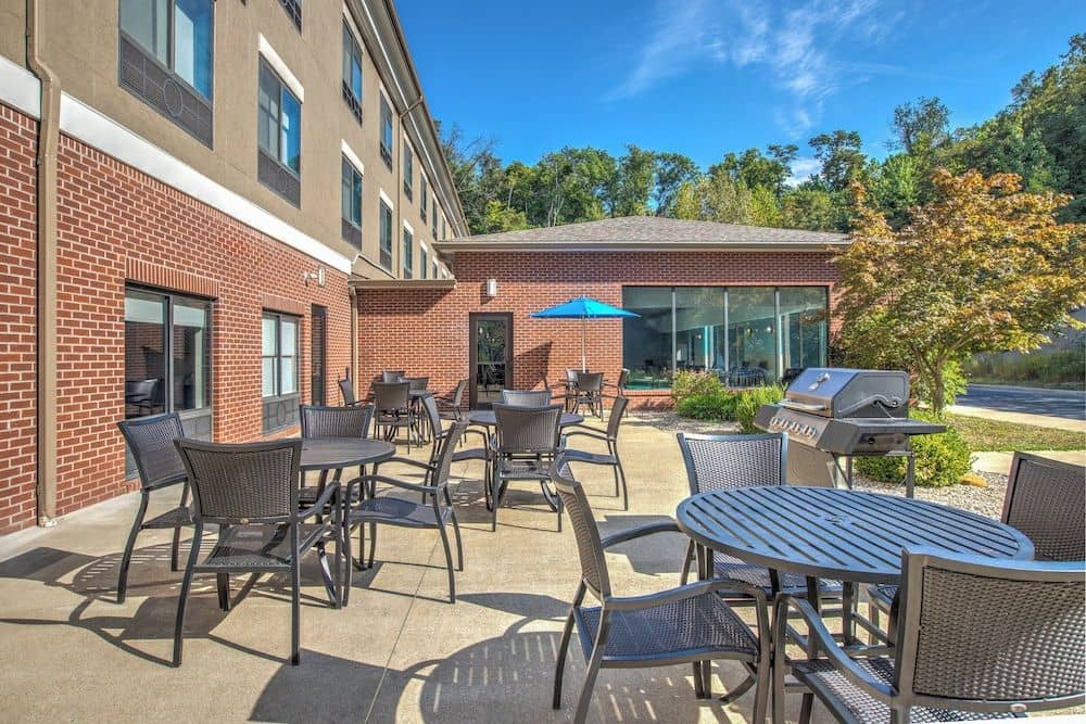 HOLIDAY INN EXPRESS & SUITES Z HOLIDAY INN EXPRESS & SUITES Z