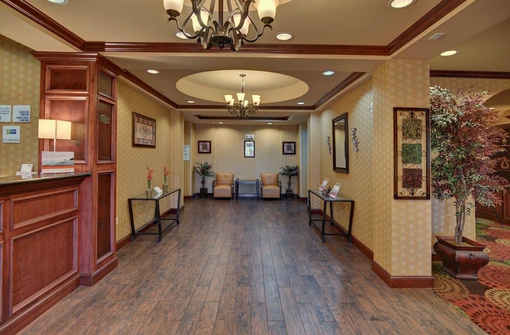 HOLIDAY INN EXPRESS & SUITES A