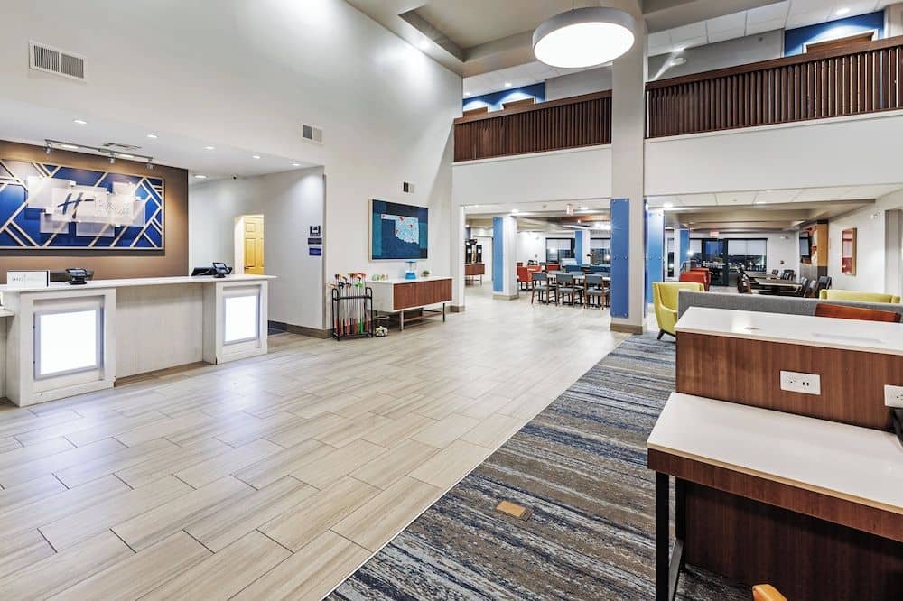 HOLIDAY INN EXPRESS & SUITES T