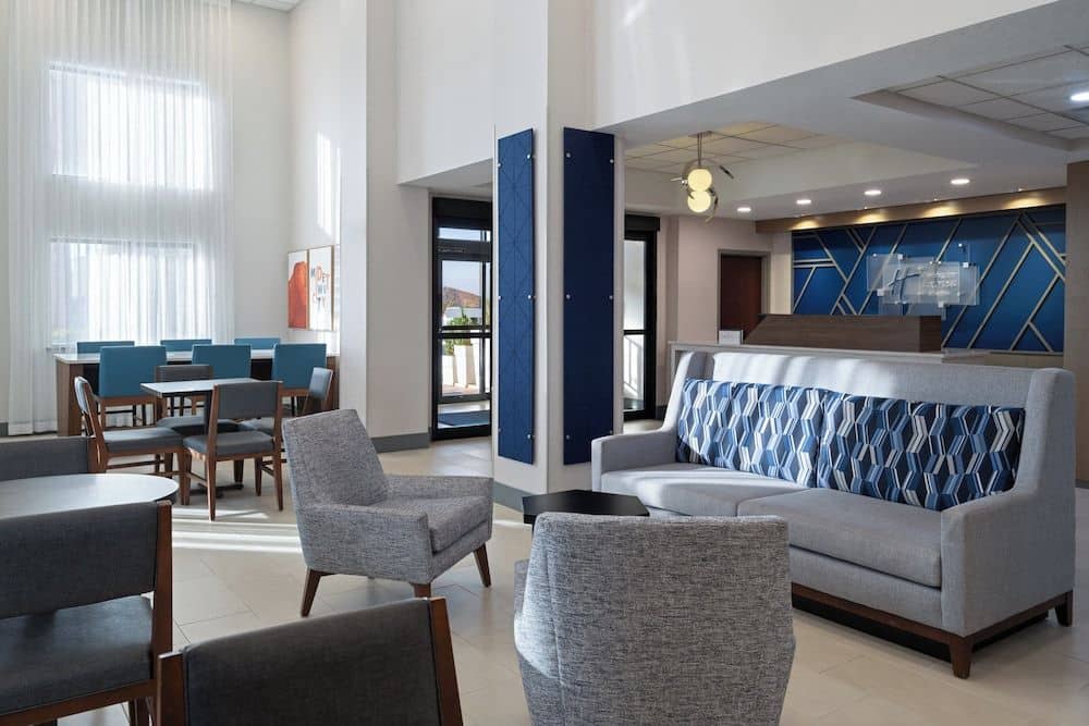 HOLIDAY INN EXPRESS & SUITES M