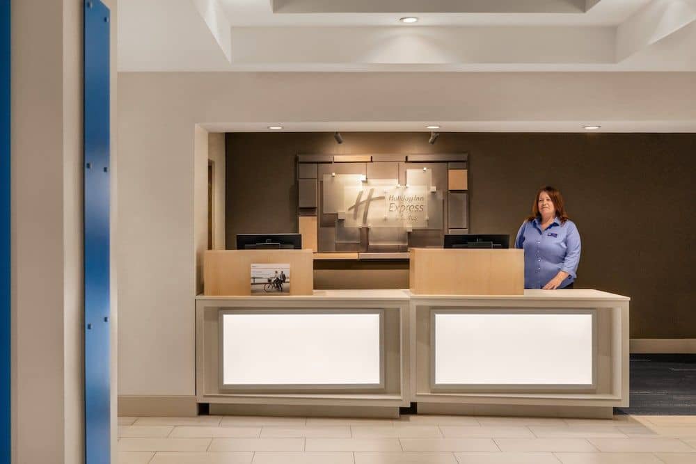HOLIDAY INN EXPRESS & SUITES M