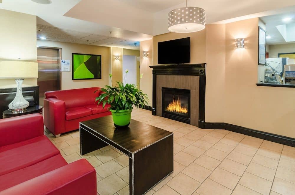 HOLIDAY INN EXPRESS & SUITES V