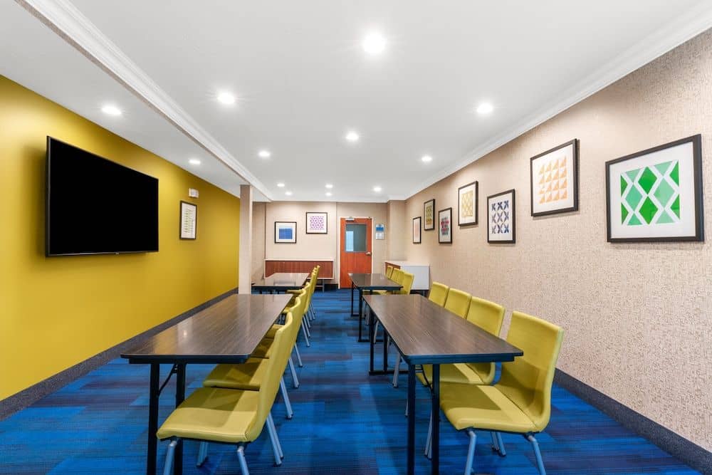 HOLIDAY INN EXPRESS & SUITES K