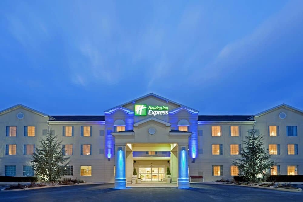 HOLIDAY INN EXPRESS & SUITES R HOLIDAY INN EXPRESS & SUITES R