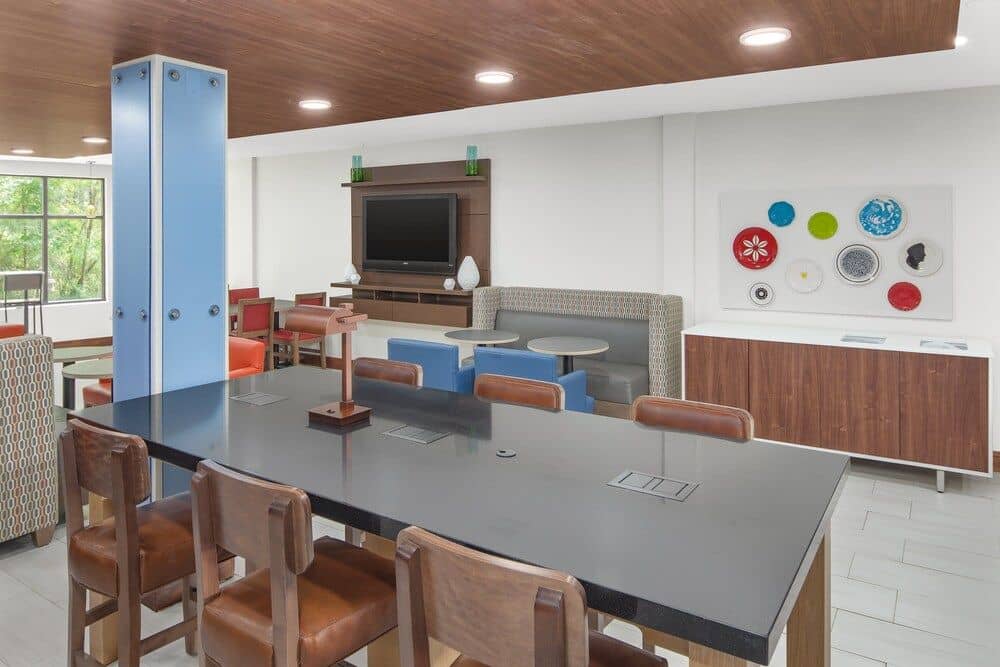 HOLIDAY INN EXPRESS & SUITES H