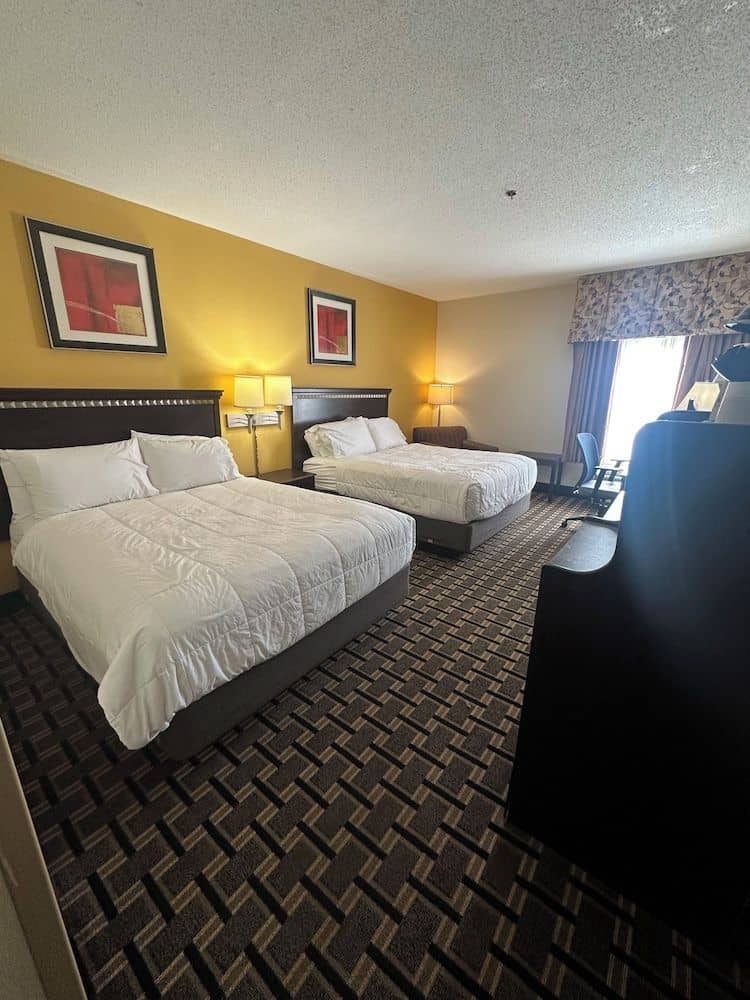 HOLIDAY INN EXPRESS & SUITES L HOLIDAY INN EXPRESS & SUITES L