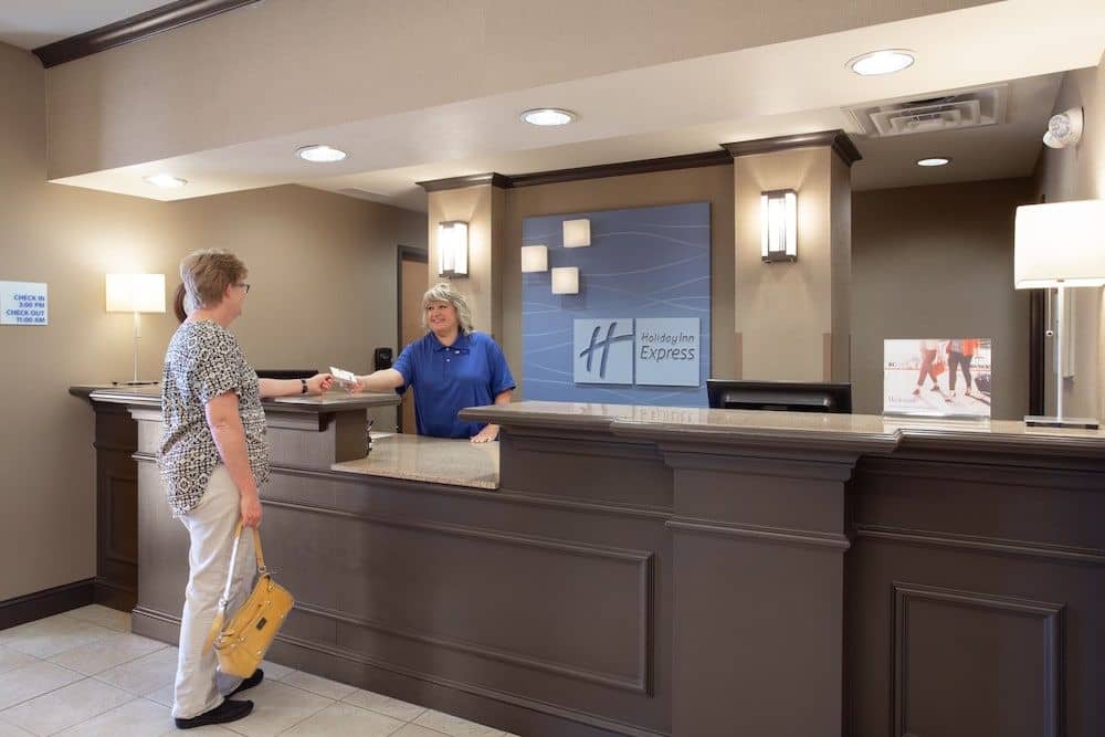 HOLIDAY INN EXPRESS & SUITES Y HOLIDAY INN EXPRESS & SUITES Y
