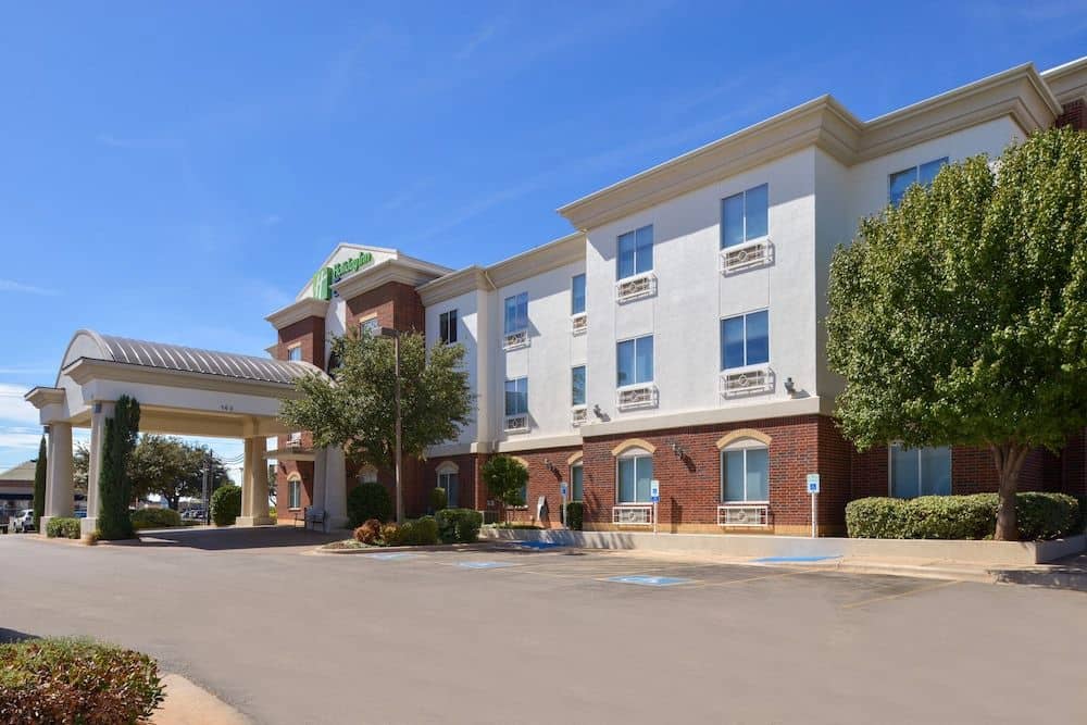 HOLIDAY INN EXPRESS & SUITES A