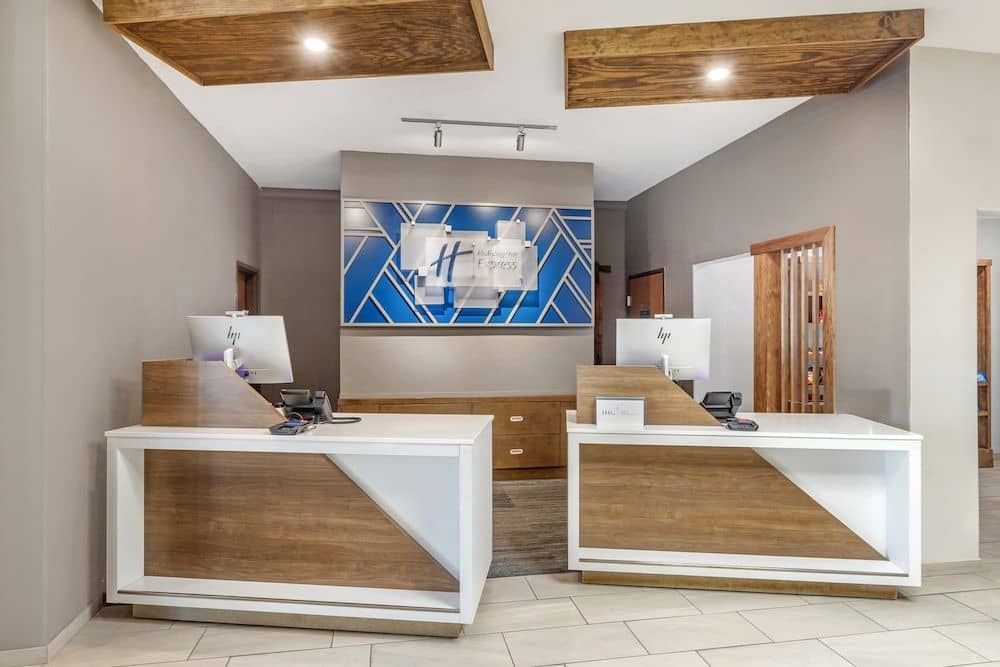 HOLIDAY INN EXPRESS & SUITES A