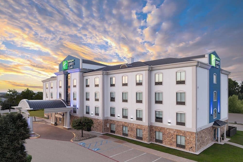 HOLIDAY INN EXPRESS & SUITES D HOLIDAY INN EXPRESS & SUITES D