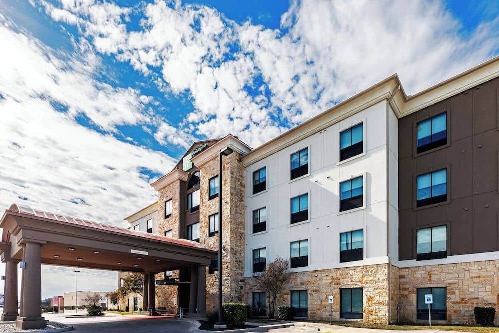 HOLIDAY INN EXPRESS & SUITES D