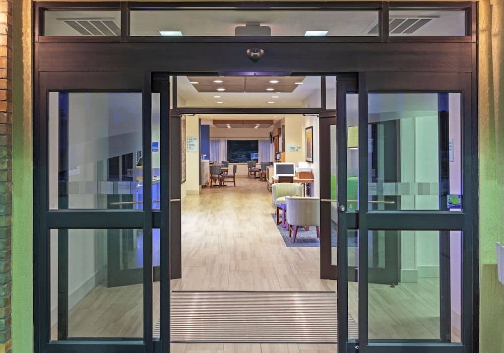 HOLIDAY INN EXPRESS & SUITES J HOLIDAY INN EXPRESS & SUITES J