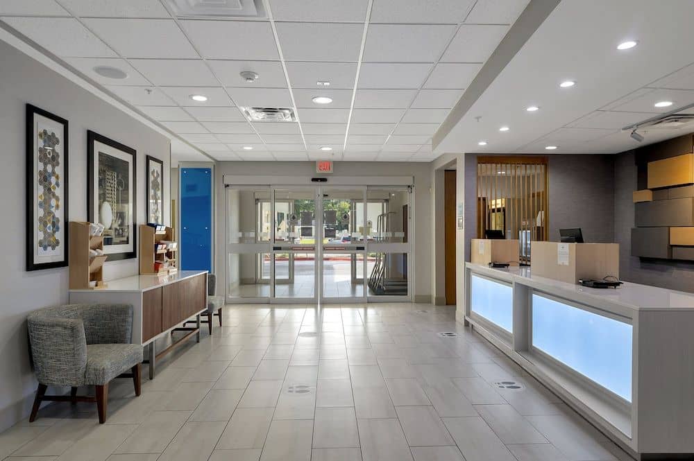 HOLIDAY INN EXPRESS & SUITES L HOLIDAY INN EXPRESS & SUITES L