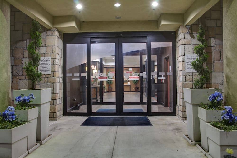 HOLIDAY INN EXPRESS & SUITES P