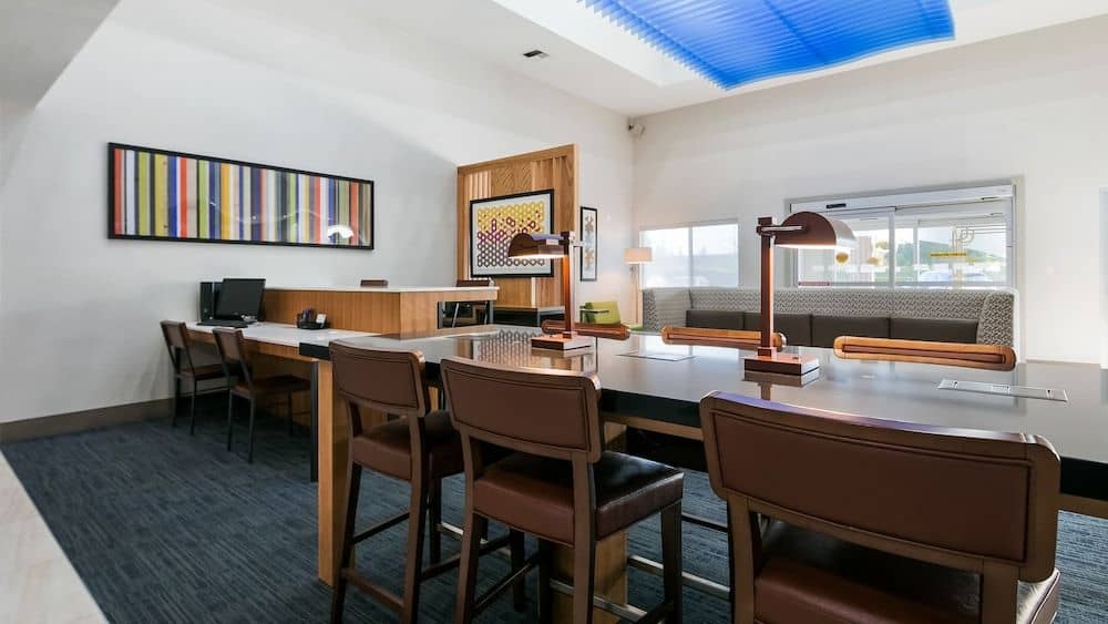 HOLIDAY INN EXPRESS & SUITES E