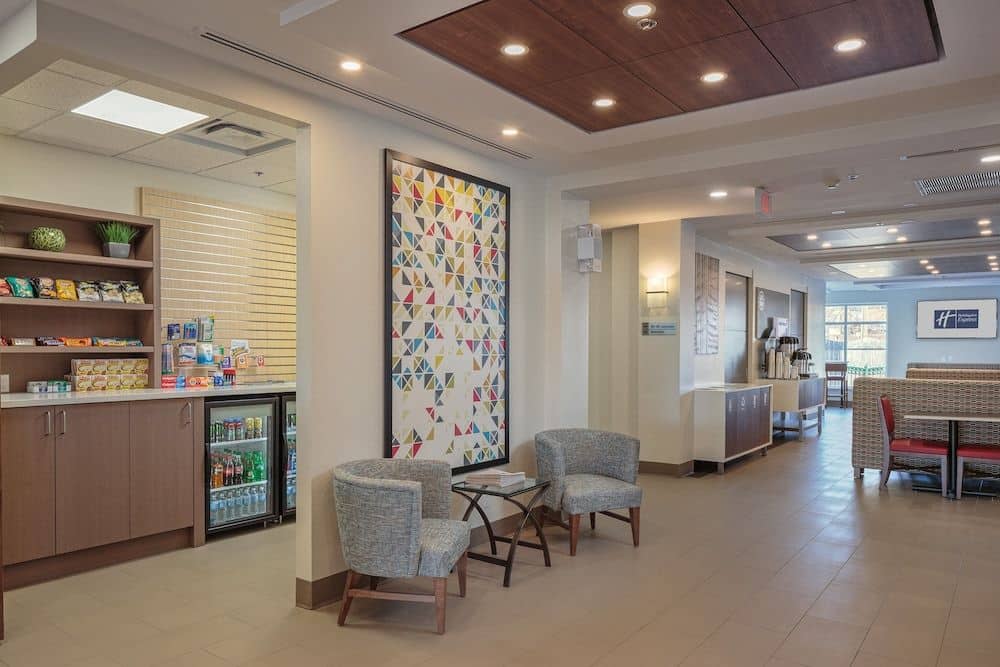 HOLIDAY INN EXPRESS & SUITES B HOLIDAY INN EXPRESS & SUITES B