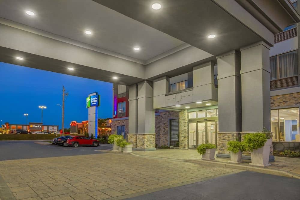 HOLIDAY INN EXPRESS & SUITES W