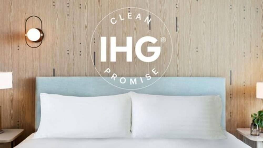 HOLIDAY INN EXPRESS & SUITES T HOLIDAY INN EXPRESS & SUITES T