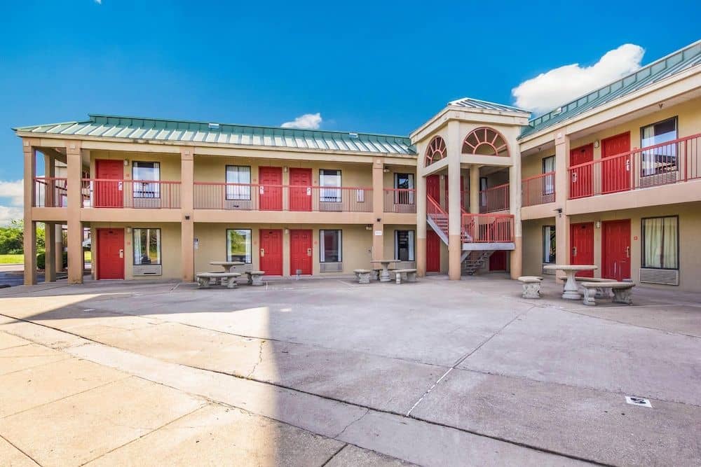 Econo Lodge Inn & Suites