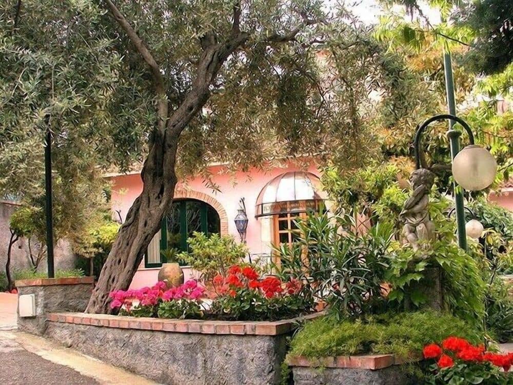 HOTEL VILLA SIRINA