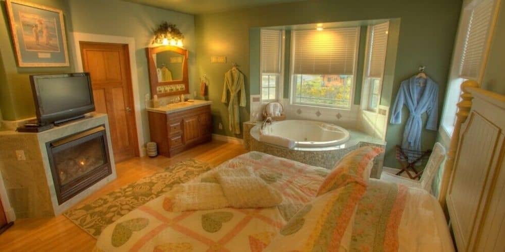 The Collins Inn and Seaside Cottages - Adults Only