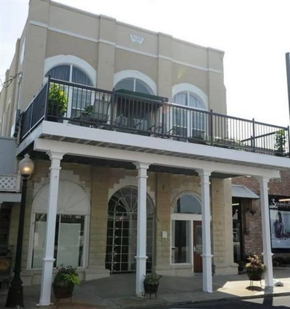 Hamilton House Inn