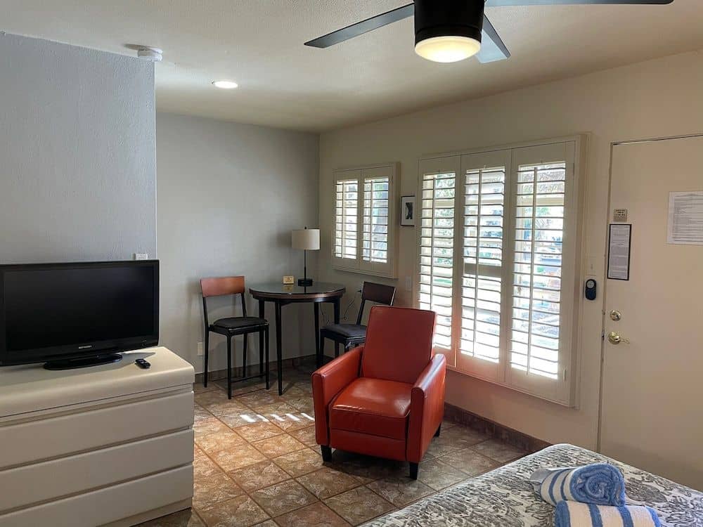 Desert Paradise Resort - Gay Men's Resort