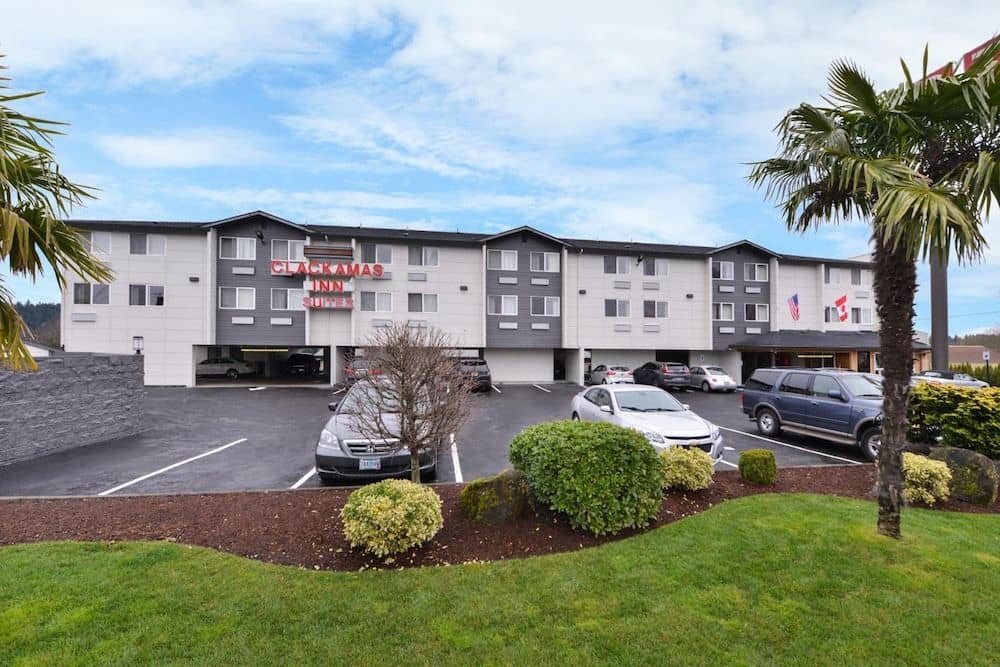 Clackamas Inn & Suites