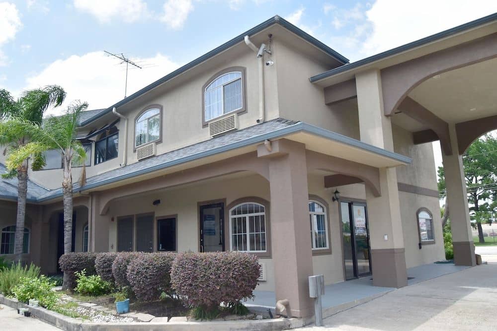 Camelot Inn & Suites Highway 290/NW Freeway