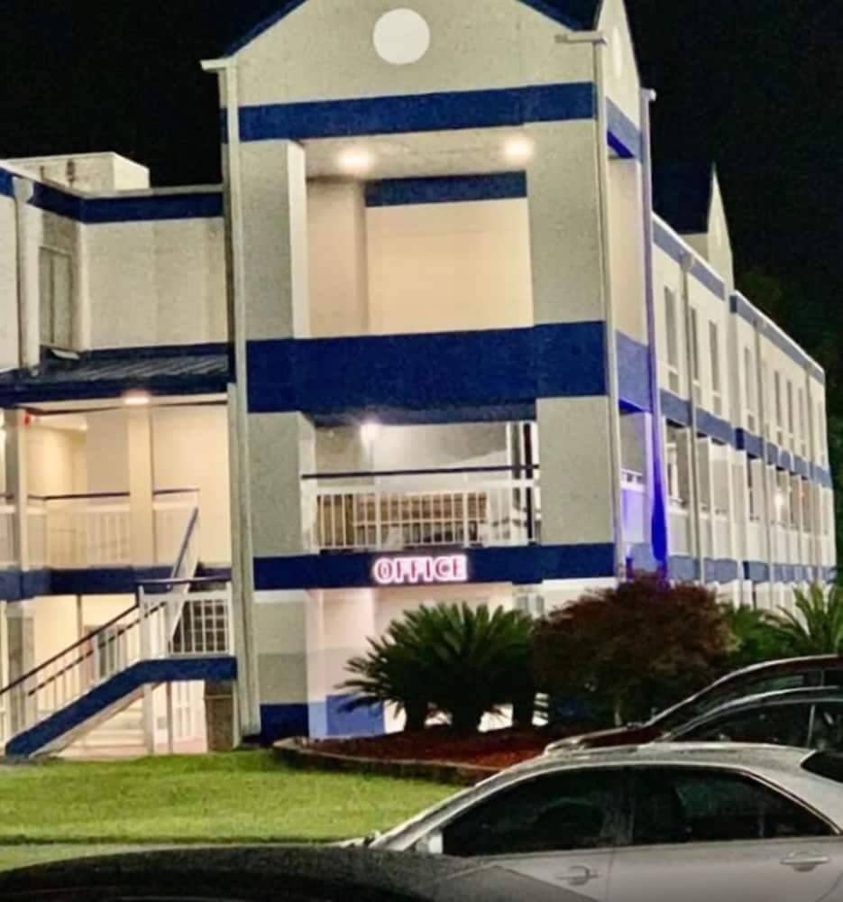 Quality Roof Inn Montgomery
