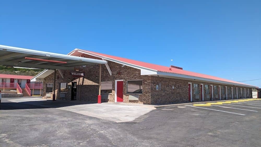 Hillcrest Inn & Suites