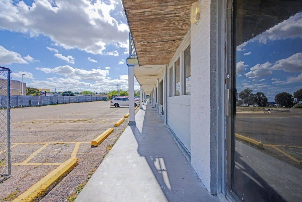 Grumpys Motor Inn Flatonia