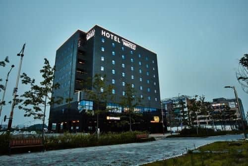 Hotel Wanted