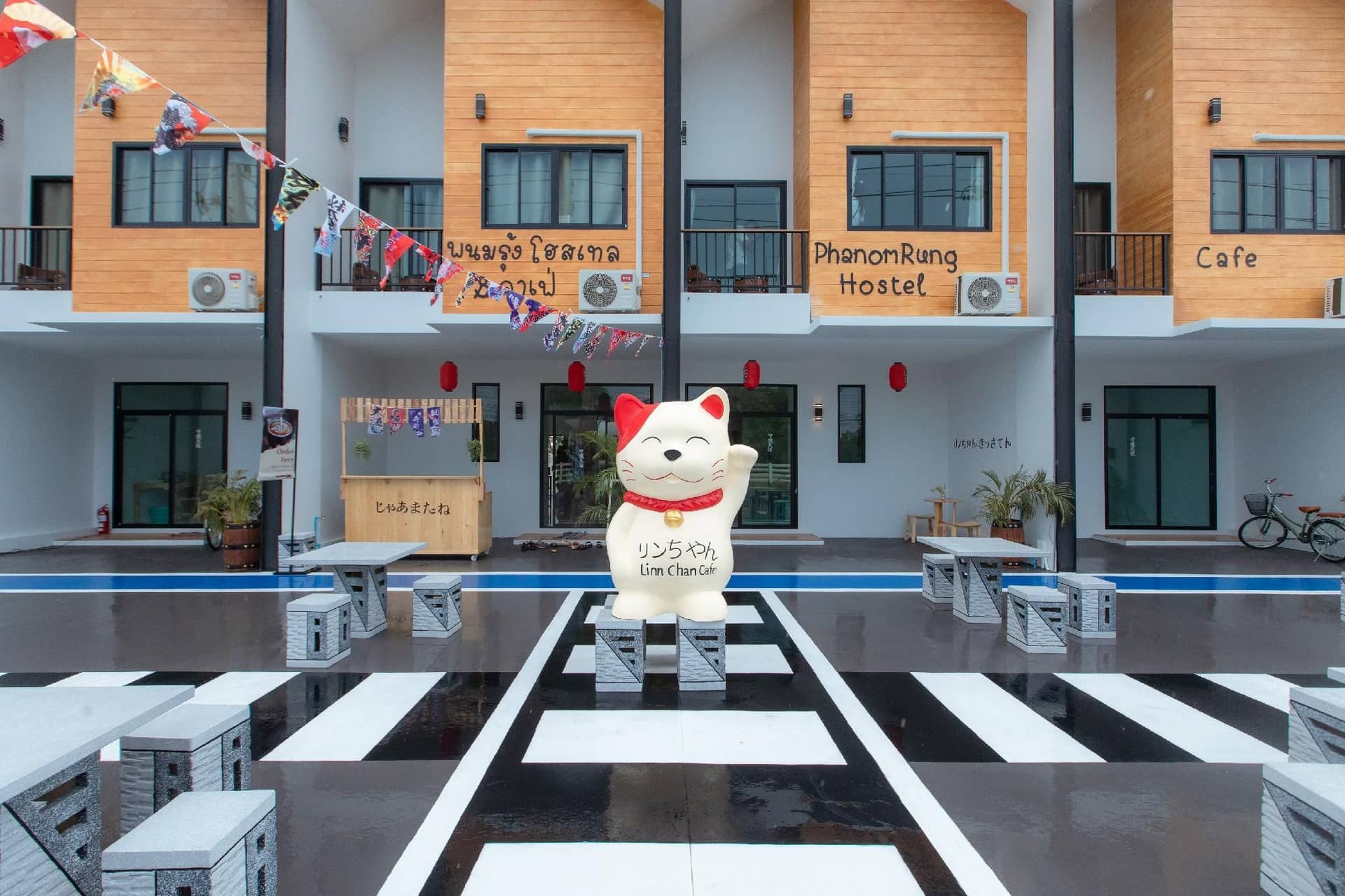 Phanomrung Hostel & Linn Chan Cafe