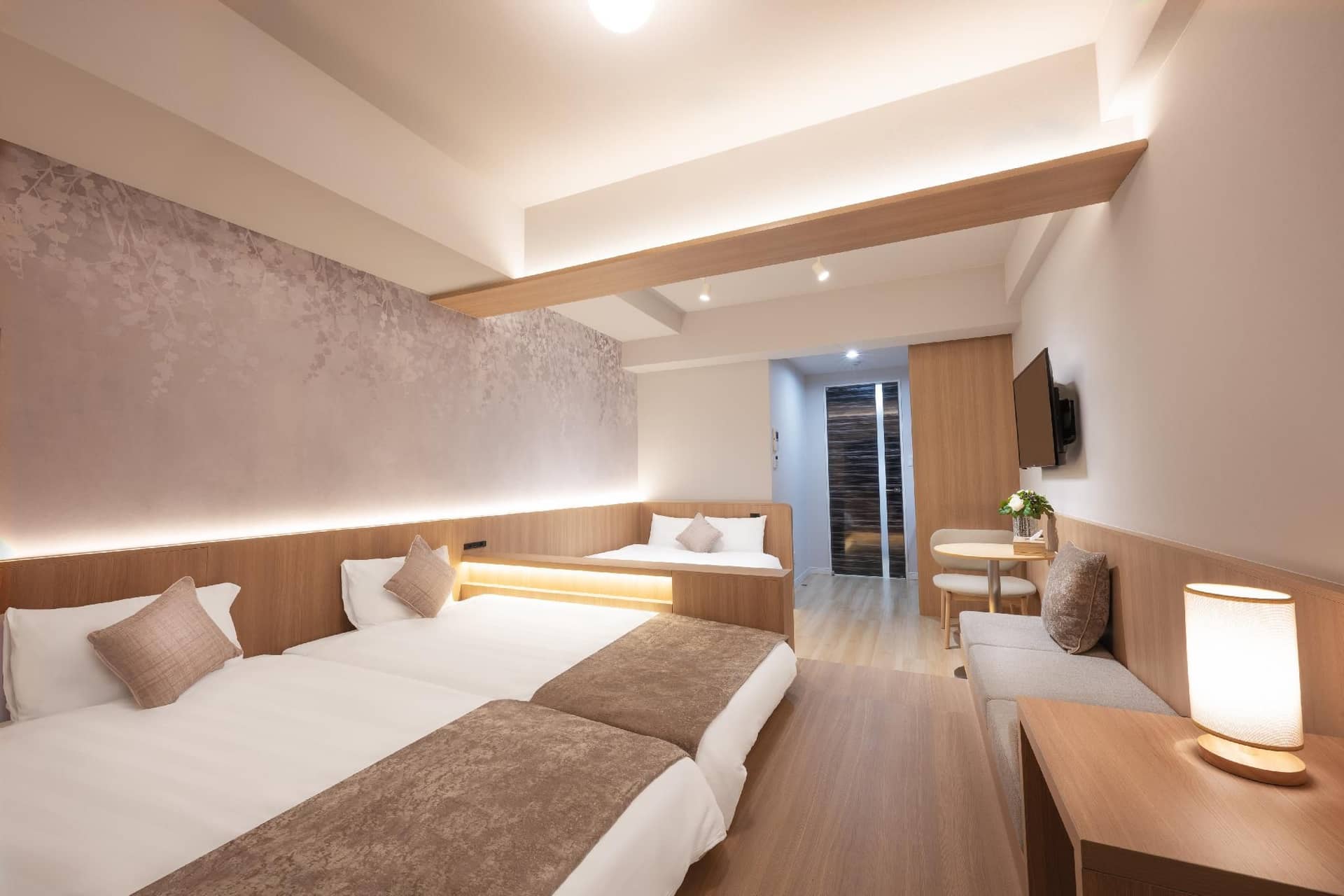 Rakuyado - Hanaen Kita, 4-person room in central Osaka, Zoo - Nihonbashi - Tsutenkaku - Kuromon Market - Shinsaibashi. Near the station, direct to Kansai Airport