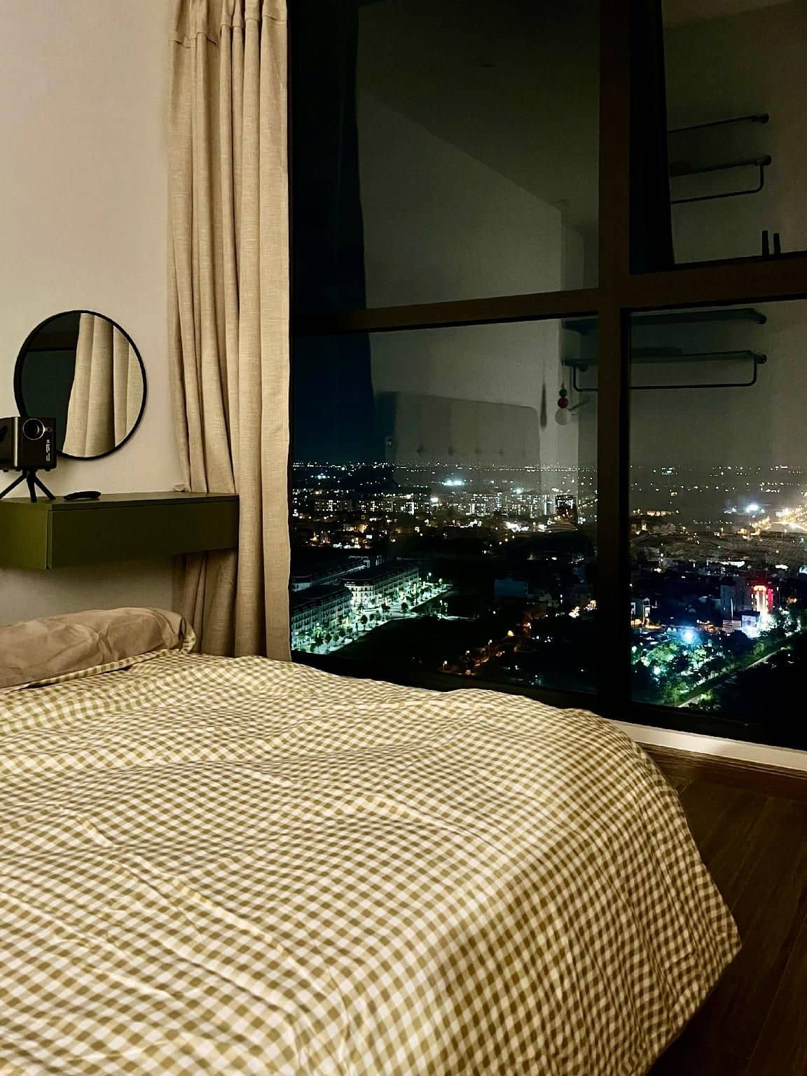 2BR Vinhomes Apt,Balcony City view Cozy Clean room