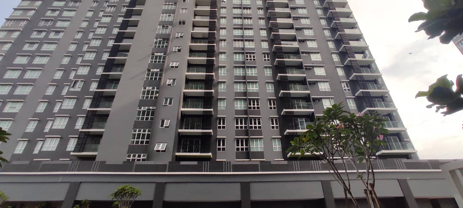 Bukit Rimau Roomy Master Bedroom with Facilities