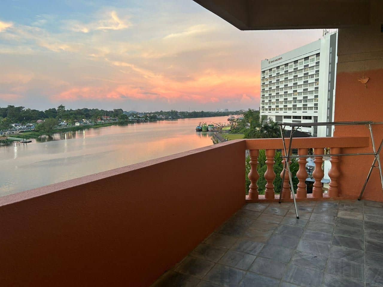 Riverbank suites waterfront 408