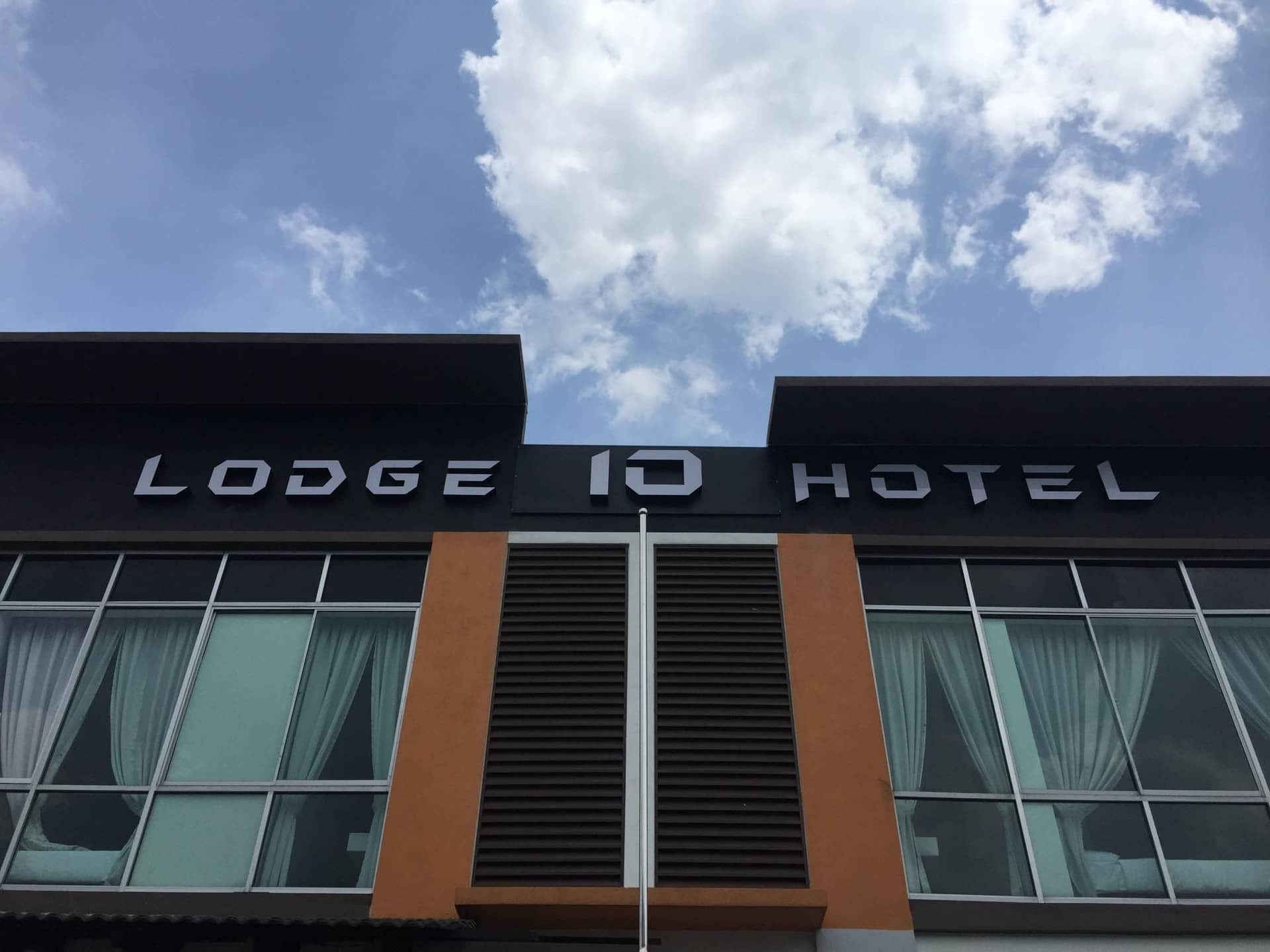 โรงแรมลอดจ์ 10
