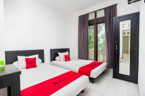 RedDoorz Syariah near Grand Galaxy Park